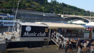 Koncert na lodi - Mucha / Punk art Rock - Dvořákovo nábřeží